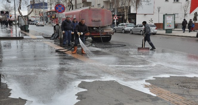 Kars Belediyesi Cadde ve sokakları köpüklü su ile yıkıyor