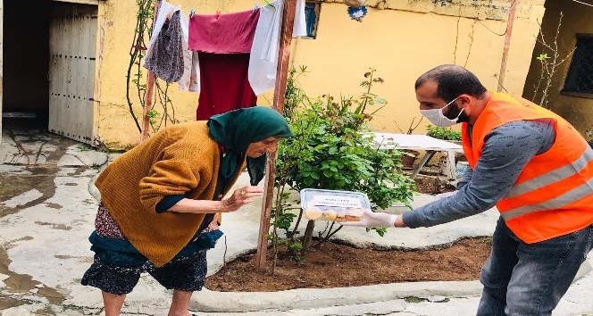 Kızıltepe’nin gönül elçileri evde börek yapıp yaşlılara götürüyor