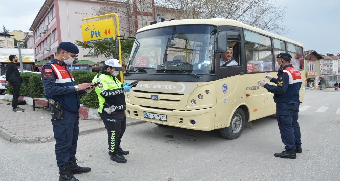 Polis ve Jandarma ekipleri minibüslerin yolcu kapasitelerini denetledi