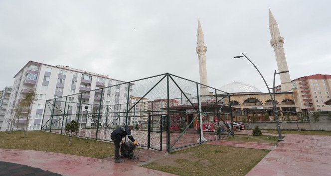Mahallelerdeki spor sahaları kullanıma kapatıldı