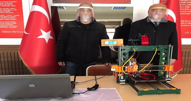 Korona virüse karşı 3D yazıcıda siber maske üretiyorlar