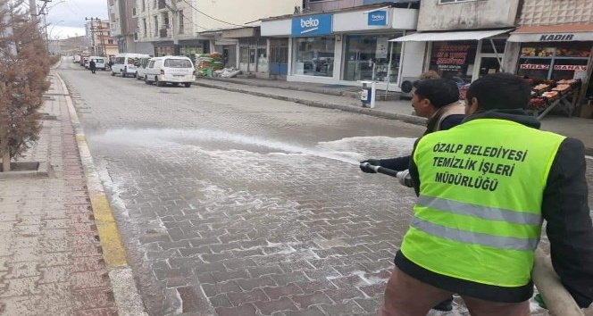 Özalp’ta cadde ve sokaklar deterjanlı suyla yıkandı