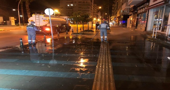 Antalya’da caddeler, sokaklar, meydanlar dezenfekte ediliyor