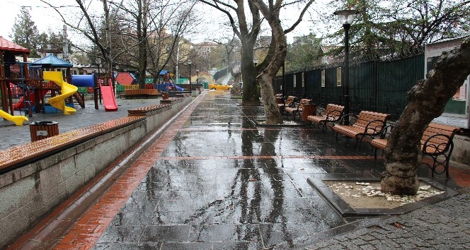(Özel) Ankara’da korona etkisi: Meydan, cadde, sokak ve parklar boş kaldı