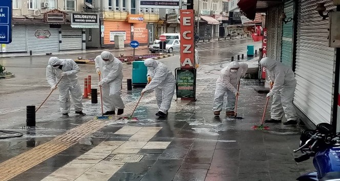 Kilis Belediyesi caddeleri sabunlu suyla yıkadı