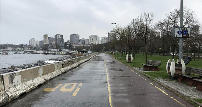 Caddebostan sahili ıssız kaldı