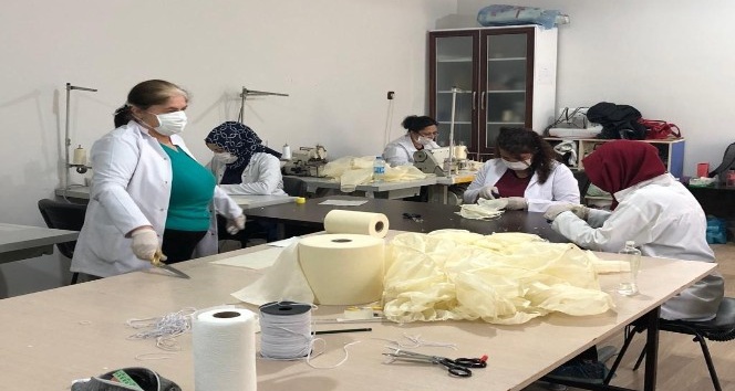 Kızıltepeli gönüllü kadınlar sağlık çalışanları için maske üretiyor