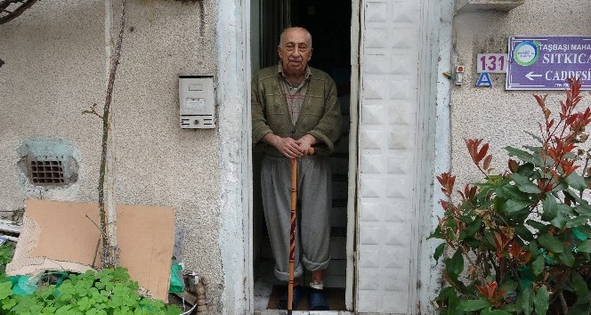 Gönüllere taht kuran 77 yaşındaki Burhan amca: “Yaşlılar evde kalsın, herkesin ihtiyacı karşılanıyor”
