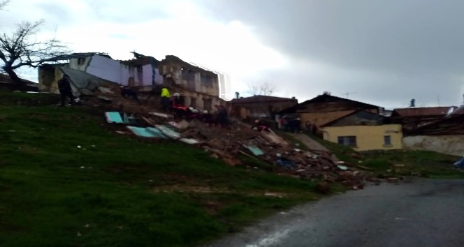 Malatya’da 2 katlı ev çöktü
