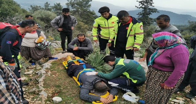 Kayalıklardan düşüp mahsur kalan şahıs, itfaiye ekiplerince yaralı kurtarıldı