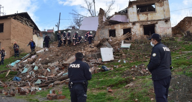 Malatya&#039;da 2 katlı ev çöktü