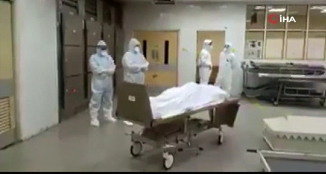 Korona virüsten dolayı hayatını kaybeden 2 Müslüman doktor için cenaze namazını kılındı