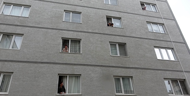 Evden çıkamayan komşular camdan cama gün yaptı