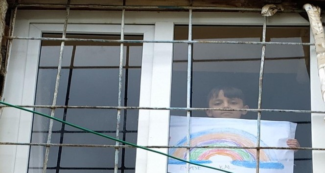 Çocuklar çizdikleri gökkuşağı resimleriyle vatandaşları evde kalmaya davet ediyor