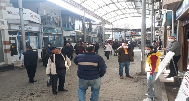 İzmir’de nakliyeciler sitesindeki kalabalık tehlike saçıyor