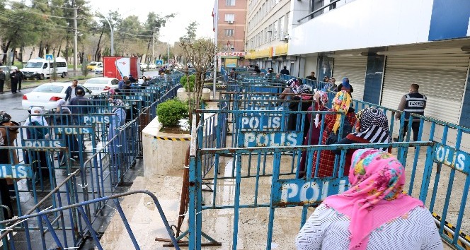 Diyarbakır’da sosyal mesafeyi korumak için bariyer yerleştirildi