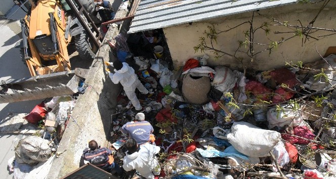 Mersin’de bir evden 15 ton çöp çıktı