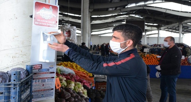 Kırşehir Belediyesi, halkın ortak kullanım alanlarına  dezenfektan makinesi koydu