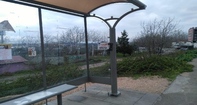Otobüs durağında ki dezenfektanları çaldılar