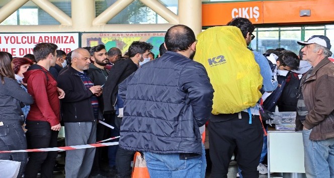 Antalya otogarı izin komisyonu önünde aşırı yoğunluk