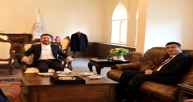 NEVÜ Rektörü Prof. Dr. Aytekin, Belediye Başkanı Rasim Arı’yı ziyaret etti