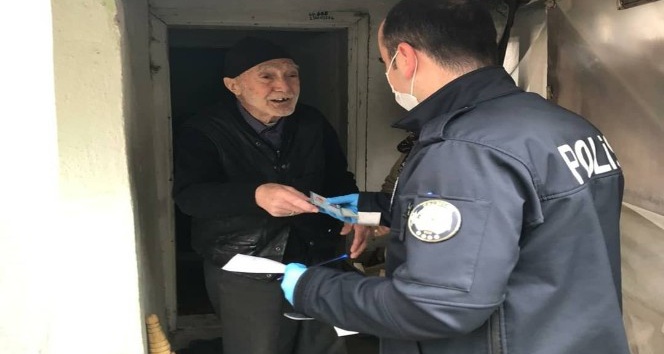 Kırka polisi yaşlıların maaşlarına evlerinde teslim ediyor