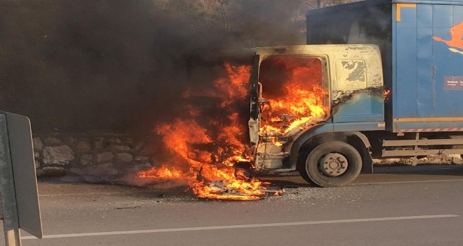 Kargo kamyonu seyir halindeyken alev alıp yandı