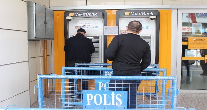 Elazığ’da korona virüsüne karşı ATM önlerinde sosyal mesafe  önlemi