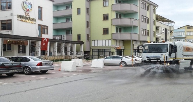 Malatya Büyükşehir Belediyesi ilçelerde de dezenfekte yapıyor