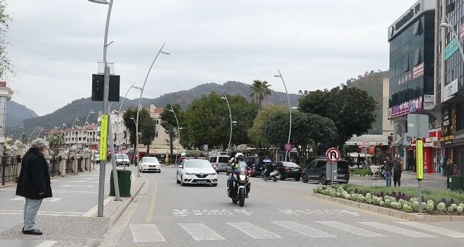 Marmaris’te Polis ekipleri sokak sokak dolaşarak evde kalın çağrısı yaptı