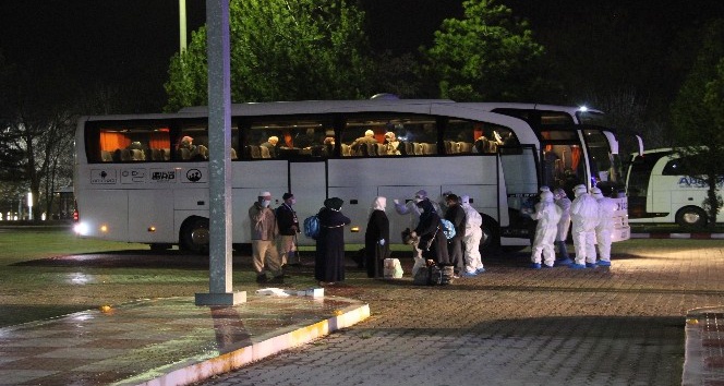 Karamanlı 64 umreci yakınlarına kavuştu