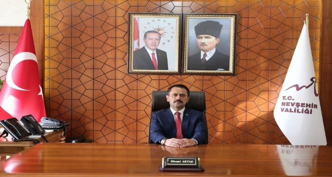 Vali Aktaş, “Biz bize yeteriz Türkiyem” kampanyasına bir maaşını bağışladı