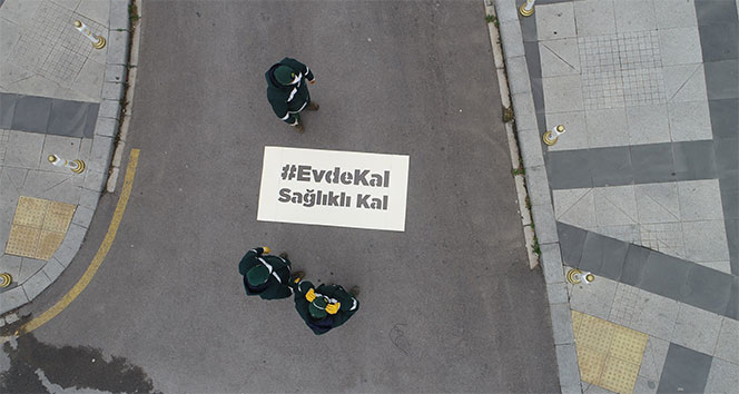 İstanbul&#039;da cadde ve sokaklara yazılan &#039;Evde Kal , Sağlıklı kal&#039; yazıları havadan görüntülendi