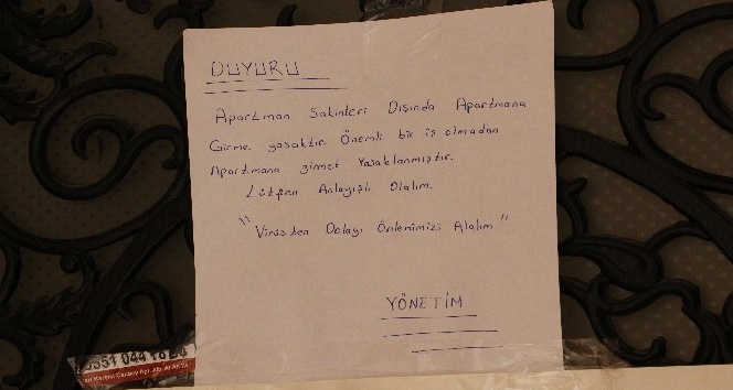 Apartman kapılarında "Binaya girmeyin anlayışlı olun" mesajı