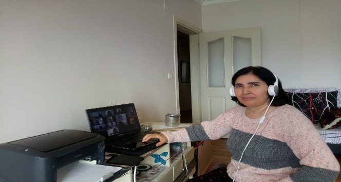 Emine öğretmenden öğrencilerine online eğitim