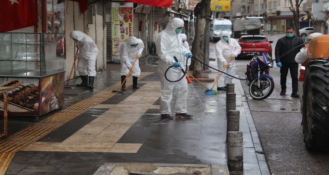 Caddeler sabunlu suyla yıkanıyor