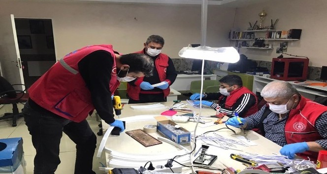 Kilis Gençlik Merkezinde maske üretiliyor