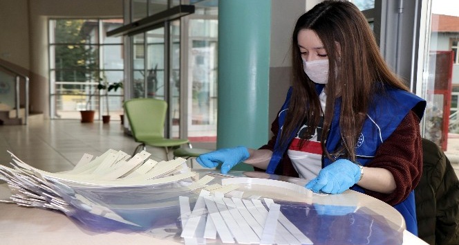 Gençlik Merkezi sağlık çalışanları için günde 100 adet siperli maske üretiyor