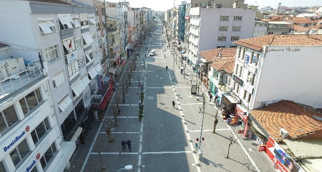 Uşak’ın en işlek caddesi bariyerlerle kapatıldı, insan yoğunluğu azaldı