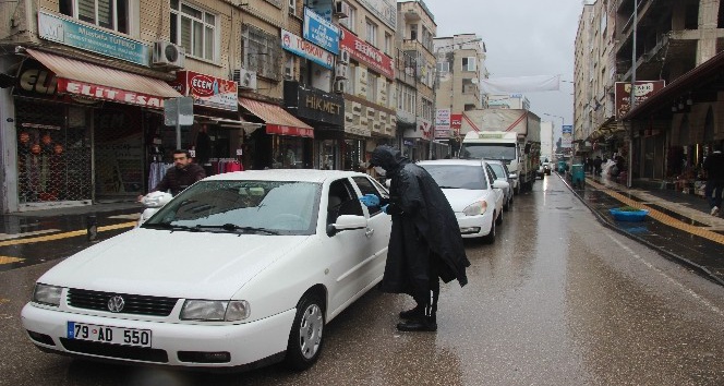 Kilis’te sağanak yağış bile vatandaşı evinde tutamadı