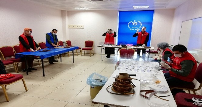Sağlık çalışanlarına destek amaçlı Cacabey Gençlik Merkezi, korumalı maske üretiyor