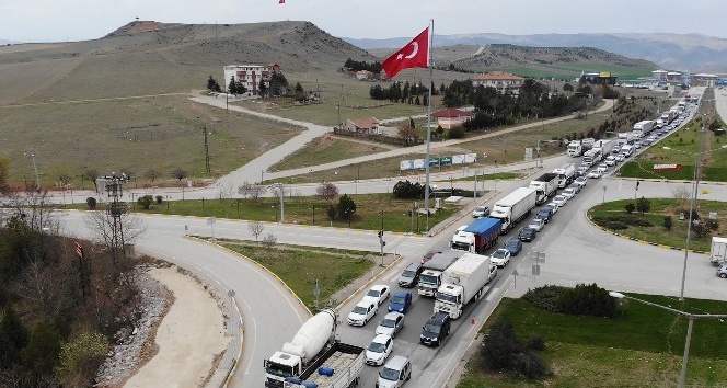 43 ilin geçiş noktasındaki tüm araçlar durduruldu