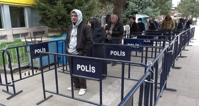 Polis barikatı ile sosyal mesafe önlemi