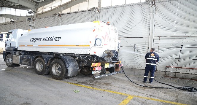 Kırşehir Belediyesi semt pazarını dezenfekte etti