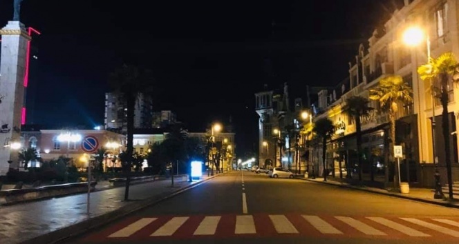 Gürcistan’da caddeler ve sokaklar boş kaldı