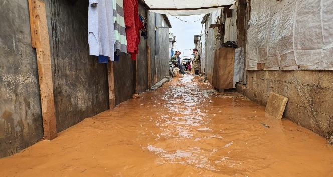 Azez’de bulunan çadırları su bastı