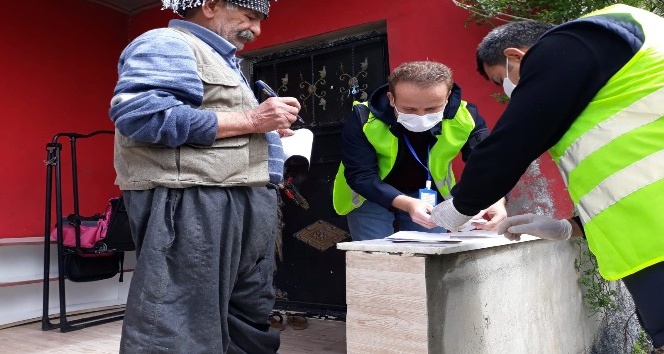 Uludere’de yaşlıların maaşları evlerinde teslim edildi