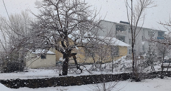 Karlıova’da Nisan’ın ilk gününde kar yağışı