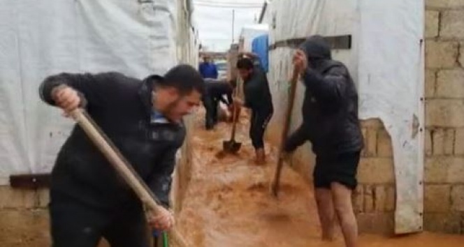 Halep’teki mülteci kampı sular altında kaldı