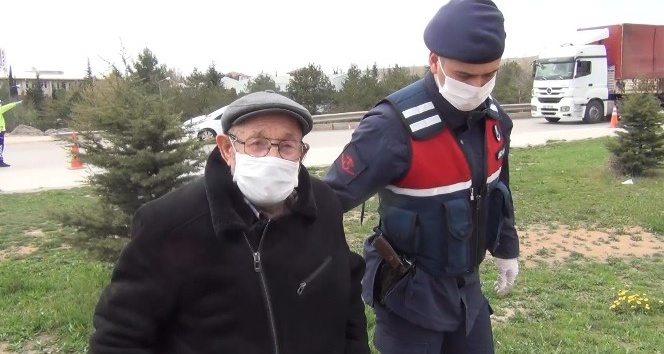 Uygulamadan haberi olmayan 75 yaşındaki vatandaşa jandarma yardım etti
